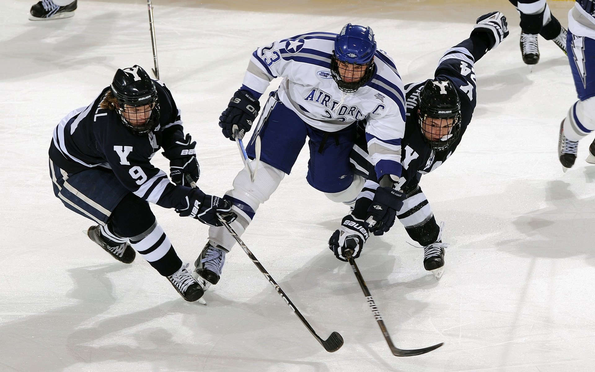 绿色环保足球场成为城市新名片，打造“绿色足球城市”，足球场绿色草坪背景图
